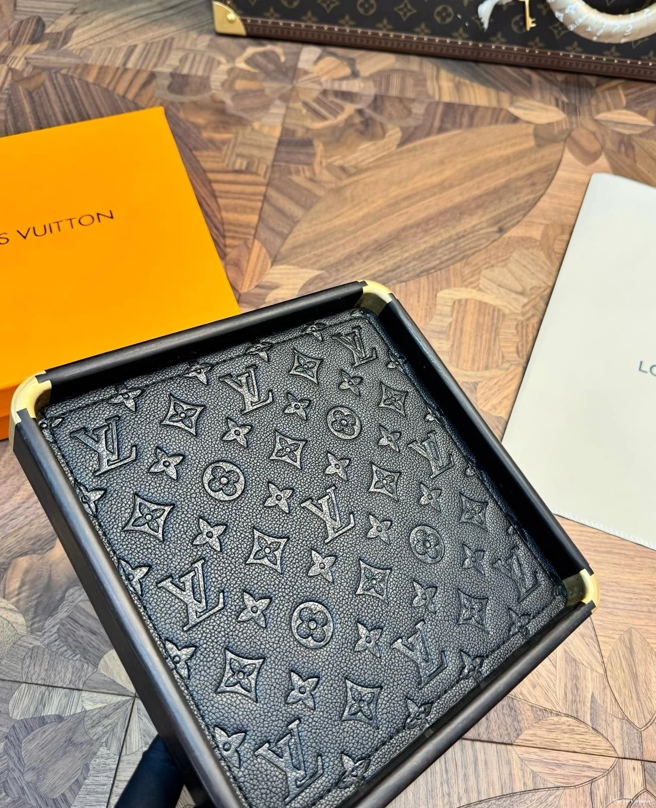 SQUARE LV CUSTOM TRAY SERVING 0812